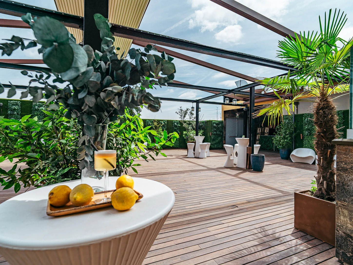 Terraza Las Vegas de Madrid con tarima de madera, pérgola y plantas